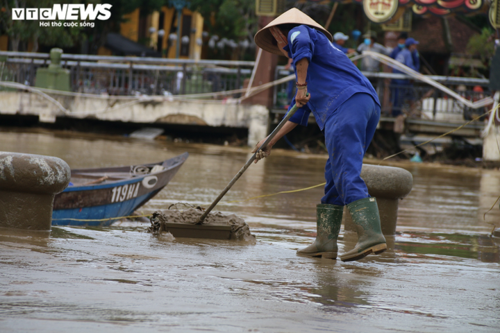 Ảnh: Người phố cổ Hội An tất bật dọn rác thải, bùn lầy sau lũ - 8