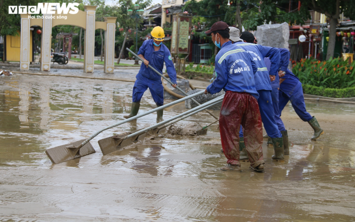 Ảnh: Người phố cổ Hội An tất bật dọn rác thải, bùn lầy sau lũ - 6