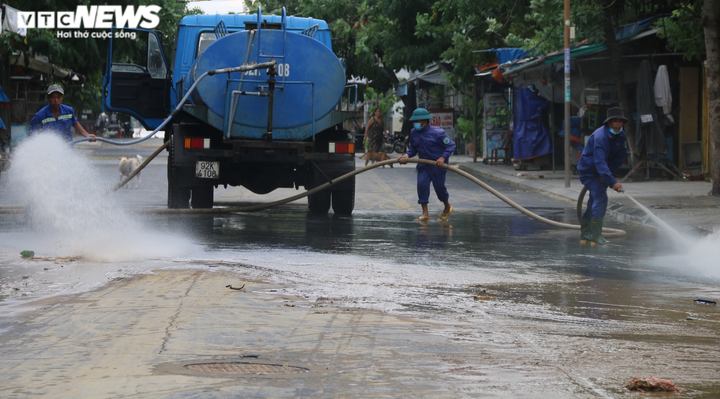 Ảnh: Người phố cổ Hội An tất bật dọn rác thải, bùn lầy sau lũ - 4