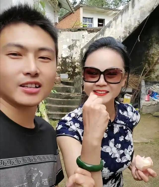 Anh chàng 30 cưới vợ 56 tuổi, cô dâu trông trẻ măng - 1