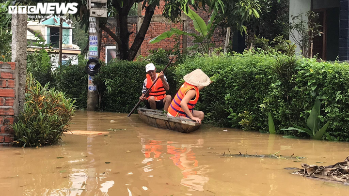 Ảnh: Lũ dâng, người dân vùng rốn lũ Quảng Nam, Quảng Bình bơi thuyền đi lại - 11