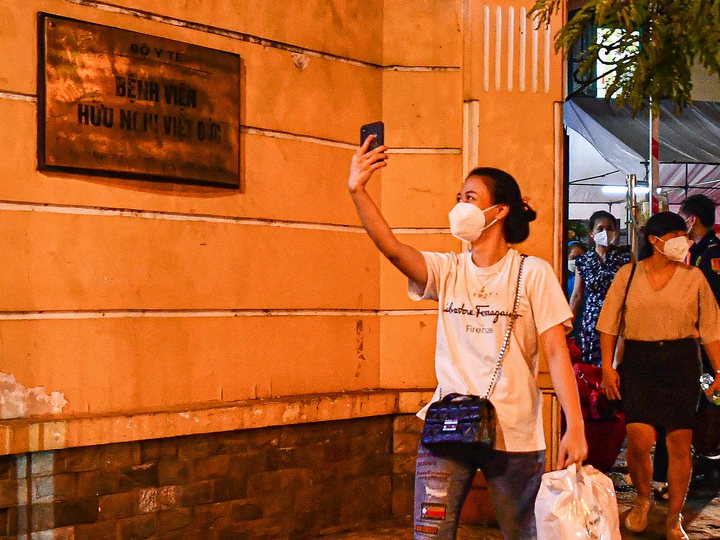 Bệnh viện Việt Đức dỡ phong tỏa, nhân viên y tế vui mừng trở về đoàn tụ gia đình - 9