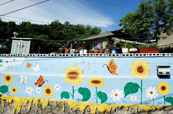 Nếu đến Hàn Quốc, nhất định phải ghé thăm những ngôi làng bích họa độc đáo này - 1