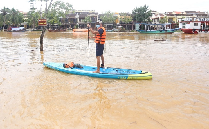 Ảnh: Lũ dâng, người dân vùng rốn lũ Quảng Nam, Quảng Bình bơi thuyền đi lại - 12
