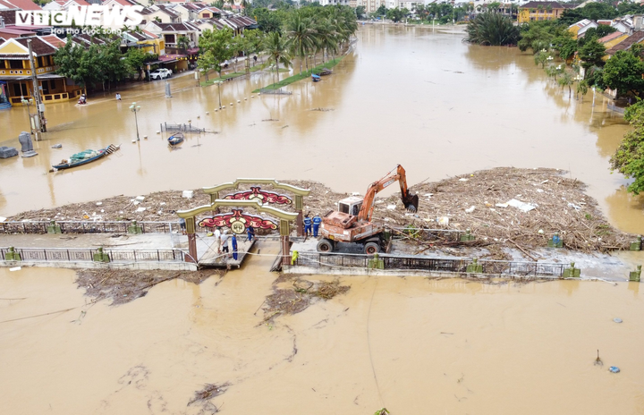 Ảnh: Người phố cổ Hội An tất bật dọn rác thải, bùn lầy sau lũ - 1