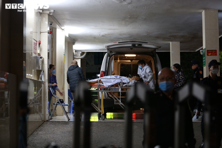 Bệnh viện Việt Đức dỡ phong tỏa, nhân viên y tế vui mừng trở về đoàn tụ gia đình - 17