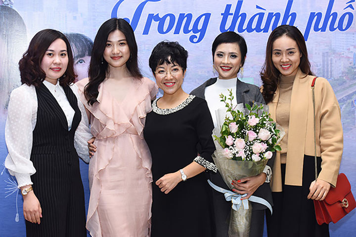 Vợ cũ, vợ mới làm bạn: Chuyện tưởng khó tin nhưng cứ nhìn gia đình NSND Công Lý - 6