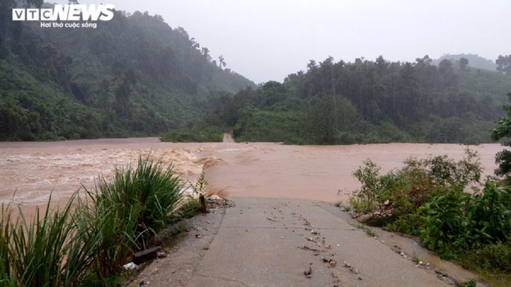 Mưa lũ cuốn 2 người mất tích ở Quảng Bình - 1