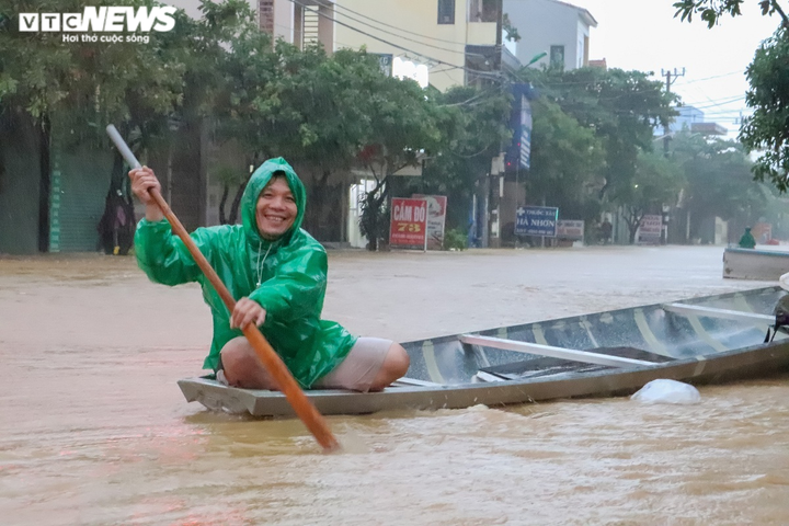 Ảnh: Lũ dâng, người dân vùng rốn lũ Quảng Nam, Quảng Bình bơi thuyền đi lại - 1