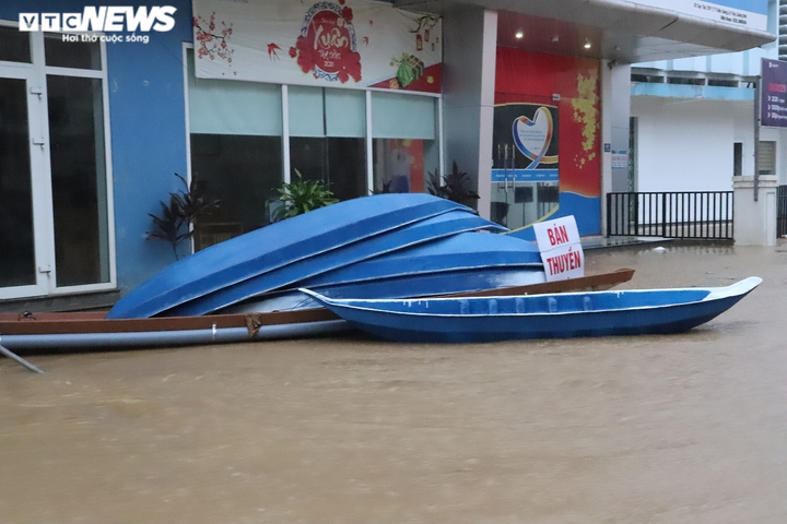 Ảnh: Lũ dâng, người dân vùng rốn lũ Quảng Nam, Quảng Bình bơi thuyền đi lại - 9