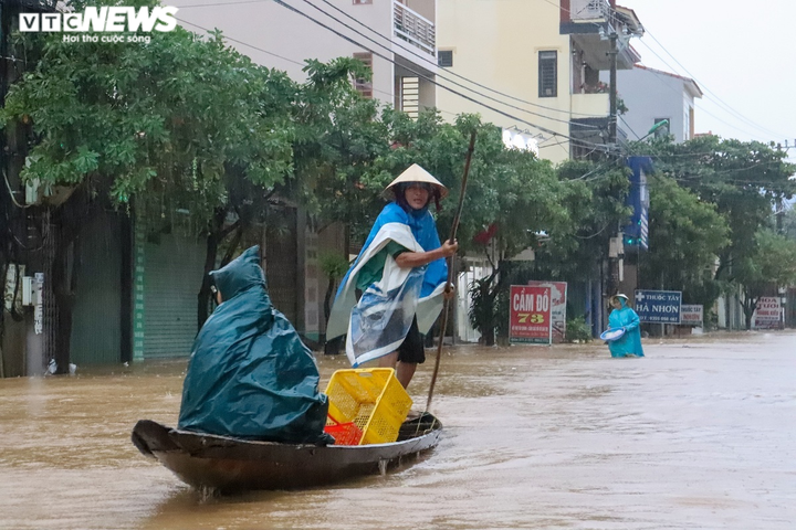 Ảnh: Lũ dâng, người dân vùng rốn lũ Quảng Nam, Quảng Bình bơi thuyền đi lại - 2