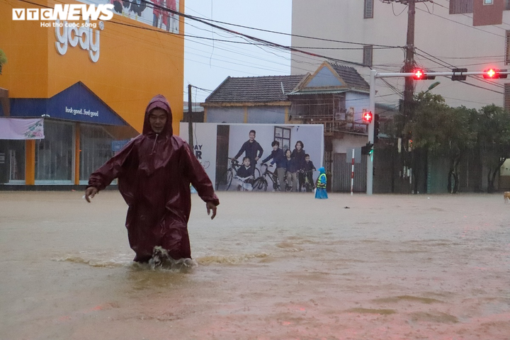 Ảnh: Lũ dâng, người dân vùng rốn lũ Quảng Nam, Quảng Bình bơi thuyền đi lại - 4