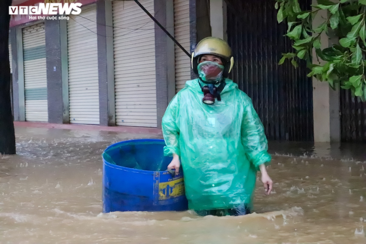 Ảnh: Lũ dâng, người dân vùng rốn lũ Quảng Nam, Quảng Bình bơi thuyền đi lại - 5