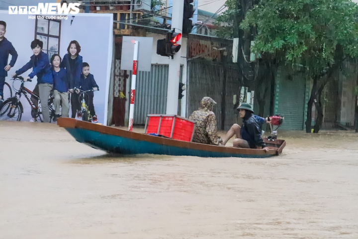 Ảnh: Lũ dâng, người dân vùng rốn lũ Quảng Nam, Quảng Bình bơi thuyền đi lại - 7