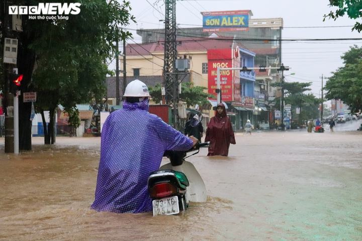 Ảnh: Lũ dâng, người dân vùng rốn lũ Quảng Nam, Quảng Bình bơi thuyền đi lại - 6