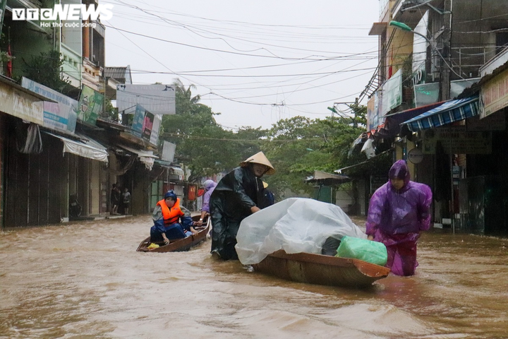 Ảnh: Lũ dâng, người dân vùng rốn lũ Quảng Nam, Quảng Bình bơi thuyền đi lại - 8