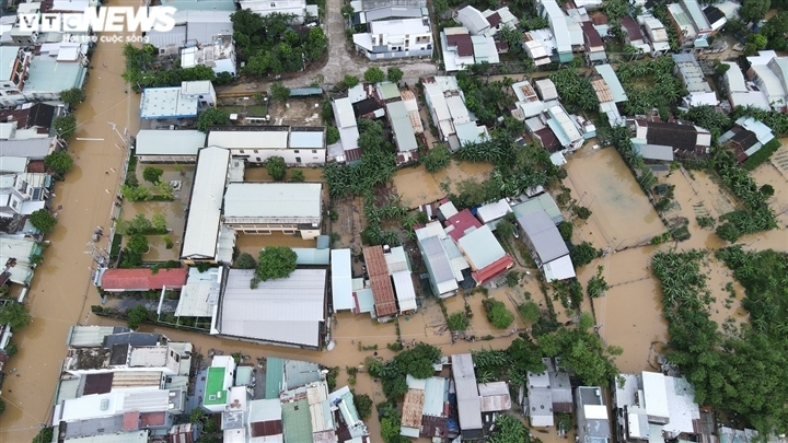 Ảnh: Lũ dâng, người dân vùng rốn lũ Quảng Nam, Quảng Bình bơi thuyền đi lại - 10