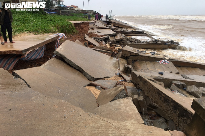 Ảnh: Kè ven biển trăm tỷ ở Quảng Bình tan hoang giữa mùa mưa lũ - 3