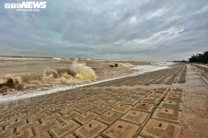 Ảnh: Kè ven biển trăm tỷ ở Quảng Bình tan hoang giữa mùa mưa lũ - 4