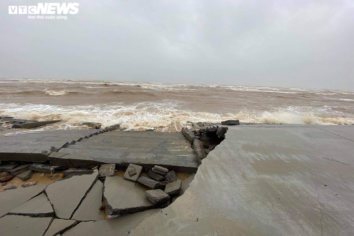 Ảnh: Kè ven biển trăm tỷ ở Quảng Bình tan hoang giữa mùa mưa lũ - 5