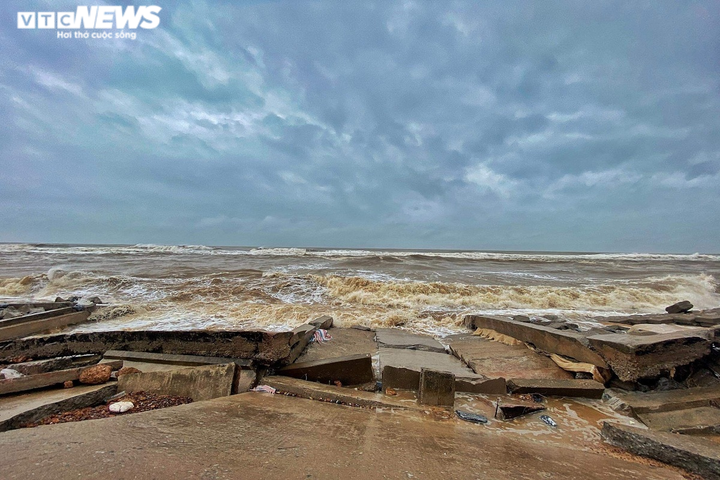 Ảnh: Kè ven biển trăm tỷ ở Quảng Bình tan hoang giữa mùa mưa lũ - 6