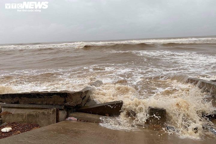 Ảnh: Kè ven biển trăm tỷ ở Quảng Bình tan hoang giữa mùa mưa lũ - 7