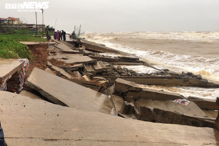 Ảnh: Kè ven biển trăm tỷ ở Quảng Bình tan hoang giữa mùa mưa lũ - 9