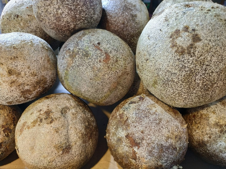 Lạ đời loại quả miền Tây vỏ cứng như đá, bổ ra đen sì nhưng nấu món nào cũng mê - 2