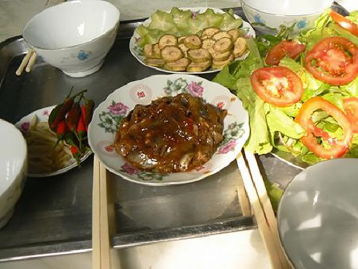 Lạ đời loại quả miền Tây vỏ cứng như đá, bổ ra đen sì nhưng nấu món nào cũng mê - 8