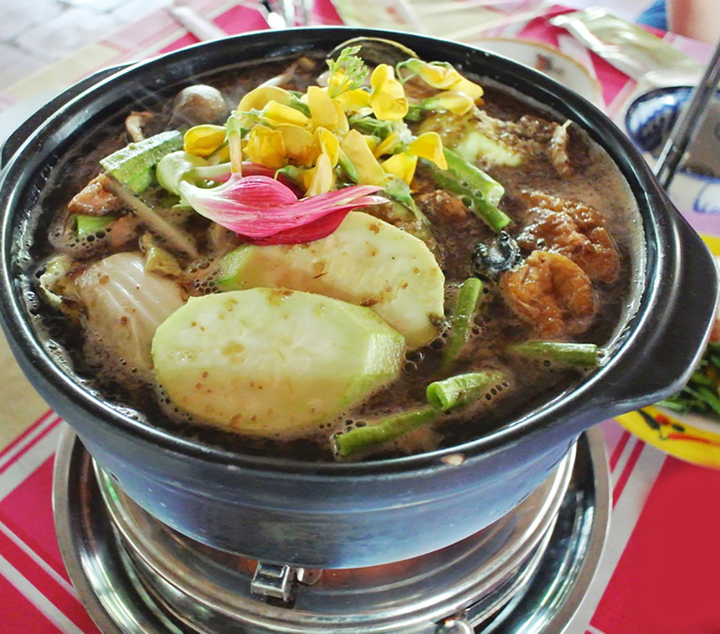 Lạ đời loại quả miền Tây vỏ cứng như đá, bổ ra đen sì nhưng nấu món nào cũng mê - 6