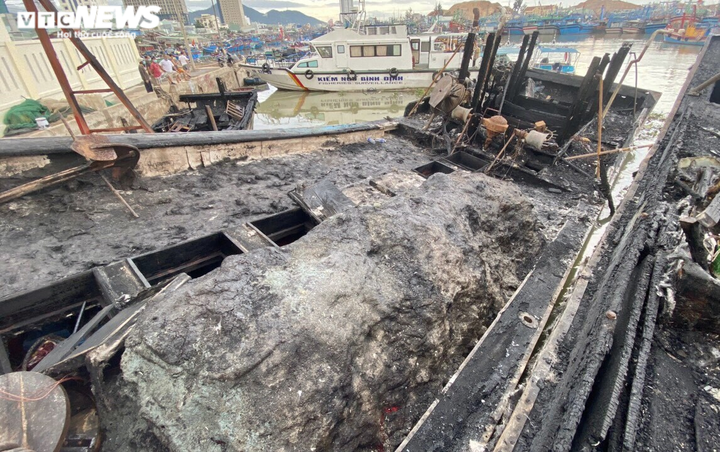 Ảnh: 5 tàu cá Bình Định cháy trong đêm, ngư dân nhảy xuống biển thoát thân - 9