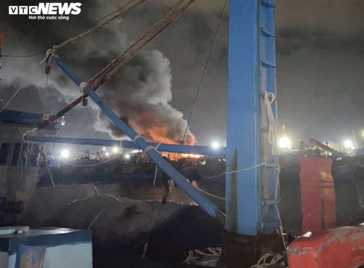 Ảnh: 5 tàu cá Bình Định cháy trong đêm, ngư dân nhảy xuống biển thoát thân - 7