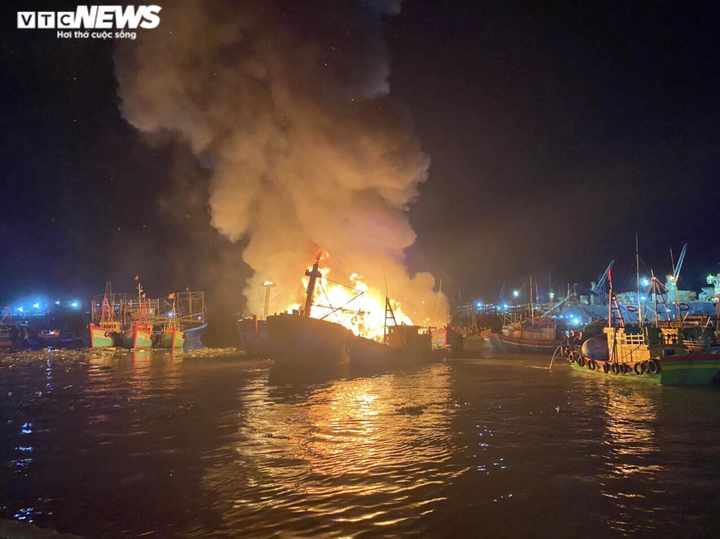 Ảnh: 5 tàu cá Bình Định cháy trong đêm, ngư dân nhảy xuống biển thoát thân - 3