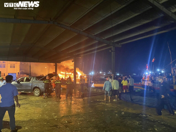 Ảnh: 5 tàu cá Bình Định cháy trong đêm, ngư dân nhảy xuống biển thoát thân - 6