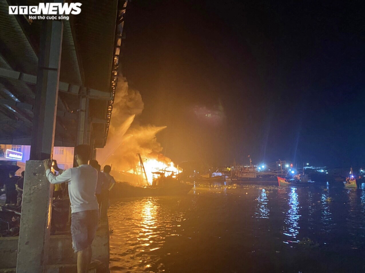 Ảnh: 5 tàu cá Bình Định cháy trong đêm, ngư dân nhảy xuống biển thoát thân - 2