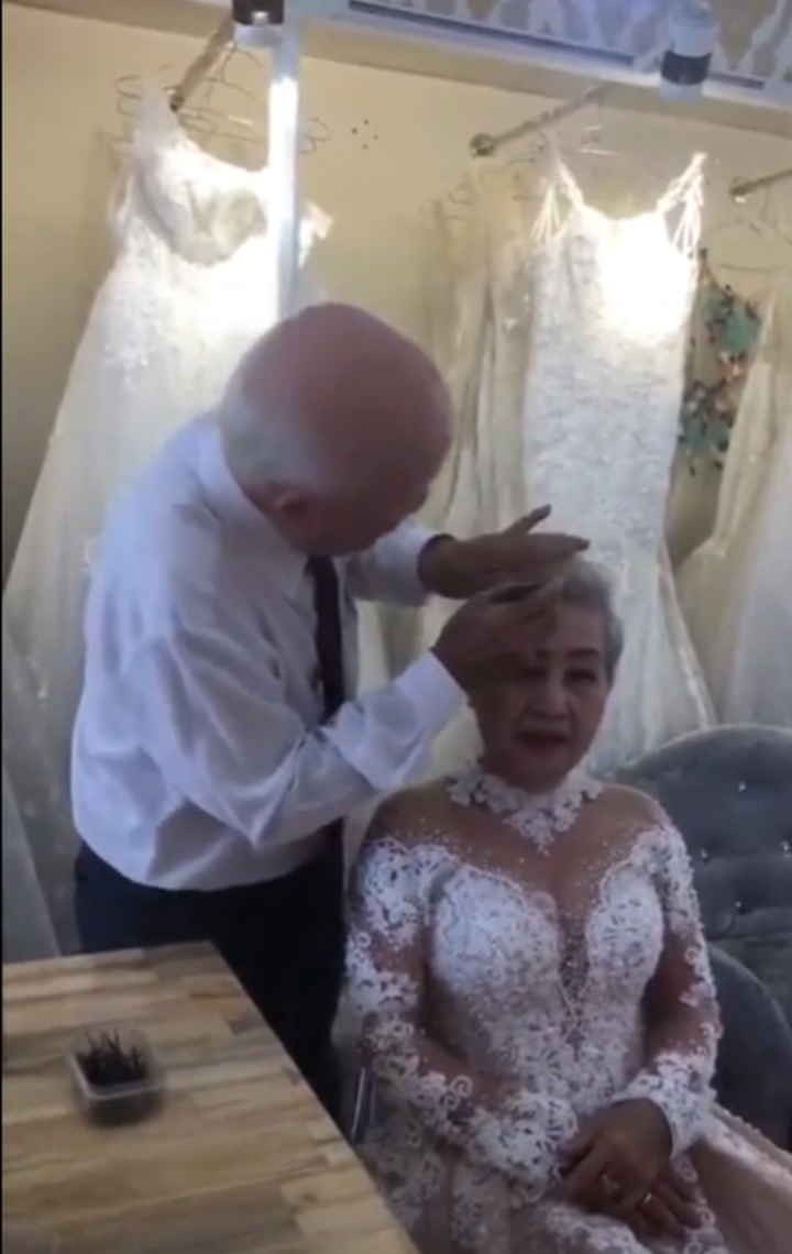 Tan chảy với clip cụ ông giúp vợ trang điểm để chụp ảnh kỷ niệm 50 năm ngày cưới - 1