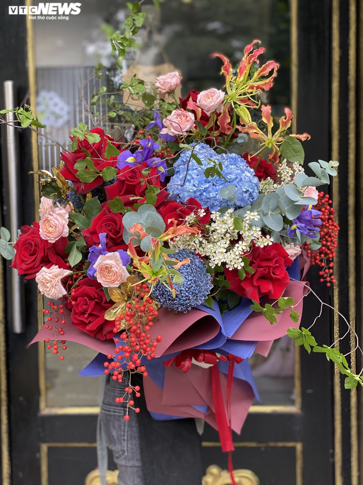 Khách vẫn chịu chi, hoa 20/10 tiền triệu đắt hàng như tôm tươi - 1