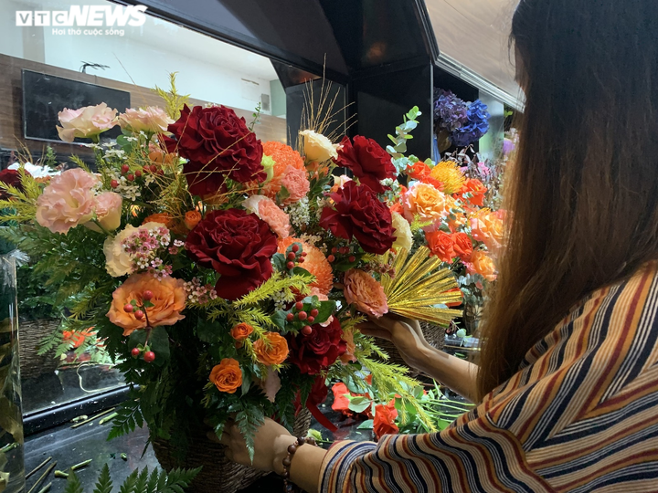 Khách vẫn chịu chi, hoa 20/10 tiền triệu đắt hàng như tôm tươi - 3