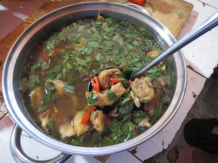 Lạ đời loại quả miền Tây vỏ cứng như đá, bổ ra đen sì nhưng nấu món nào cũng mê - 7