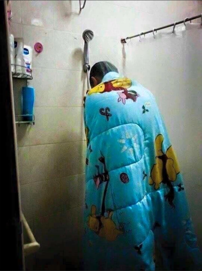 Miền Bắc trở rét, dân tình lại có dịp cười xỉu với các kiểu giữ ấm lạ đời - 8