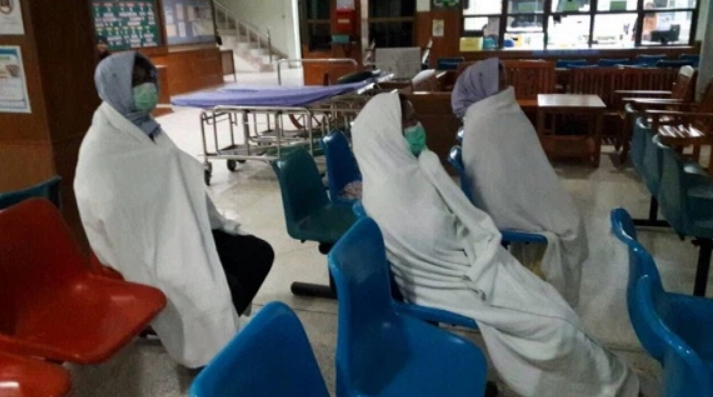 Miền Bắc trở rét, dân tình lại có dịp cười xỉu với các kiểu giữ ấm lạ đời - 6