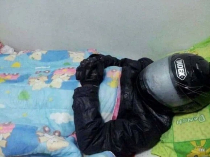 Miền Bắc trở rét, dân tình lại có dịp cười xỉu với các kiểu giữ ấm lạ đời - 10