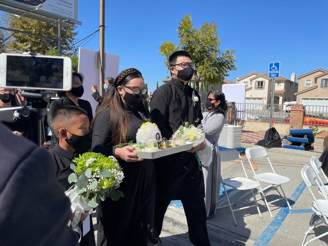 Con gái Phi Nhung sẽ đưa tro cốt mẹ về Việt Nam trước khi rải xuống biển - 1