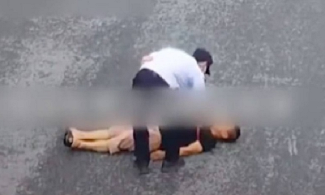 Bố nằm ra giữa đường ăn vạ vì con giải sai bài toán - 1