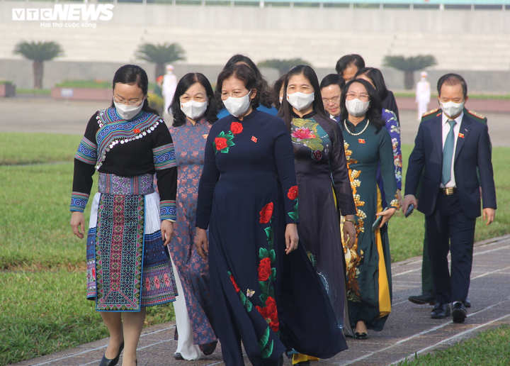 Lãnh đạo Đảng, Nhà nước và đại biểu Quốc hội vào Lăng viếng Chủ tịch Hồ Chí Minh - 8