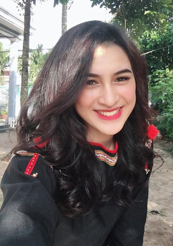 Cô gái Ê Đê gây sốt vì quá xinh đẹp, dân mạng cổ vũ đi thi hoa hậu