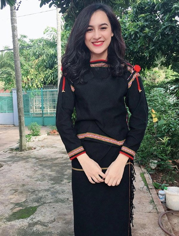 Cô gái Ê Đê gây sốt vì quá xinh đẹp, dân mạng cổ vũ đi thi hoa hậu