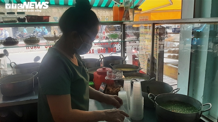 Người dân vùng xanh ở TP.HCM mong muốn được kinh doanh ăn uống tại chỗ - 2