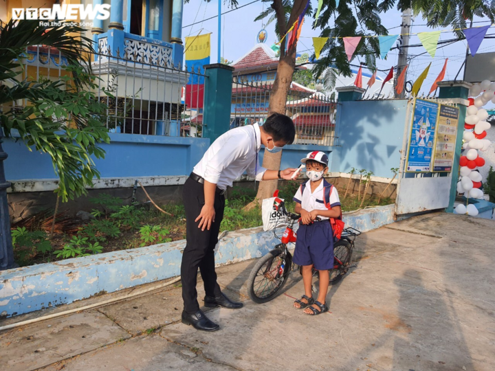 Ảnh: Ngày đầu trở lại trường của học sinh TP.HCM - 1