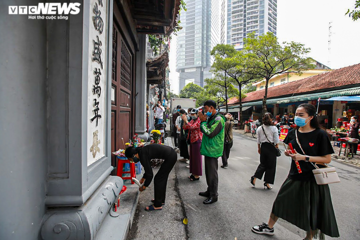 Giới trẻ Hà Nội tấp nập đến chùa Hà vái vọng cầu duyên trong ngày Rằm tháng 9 - 1